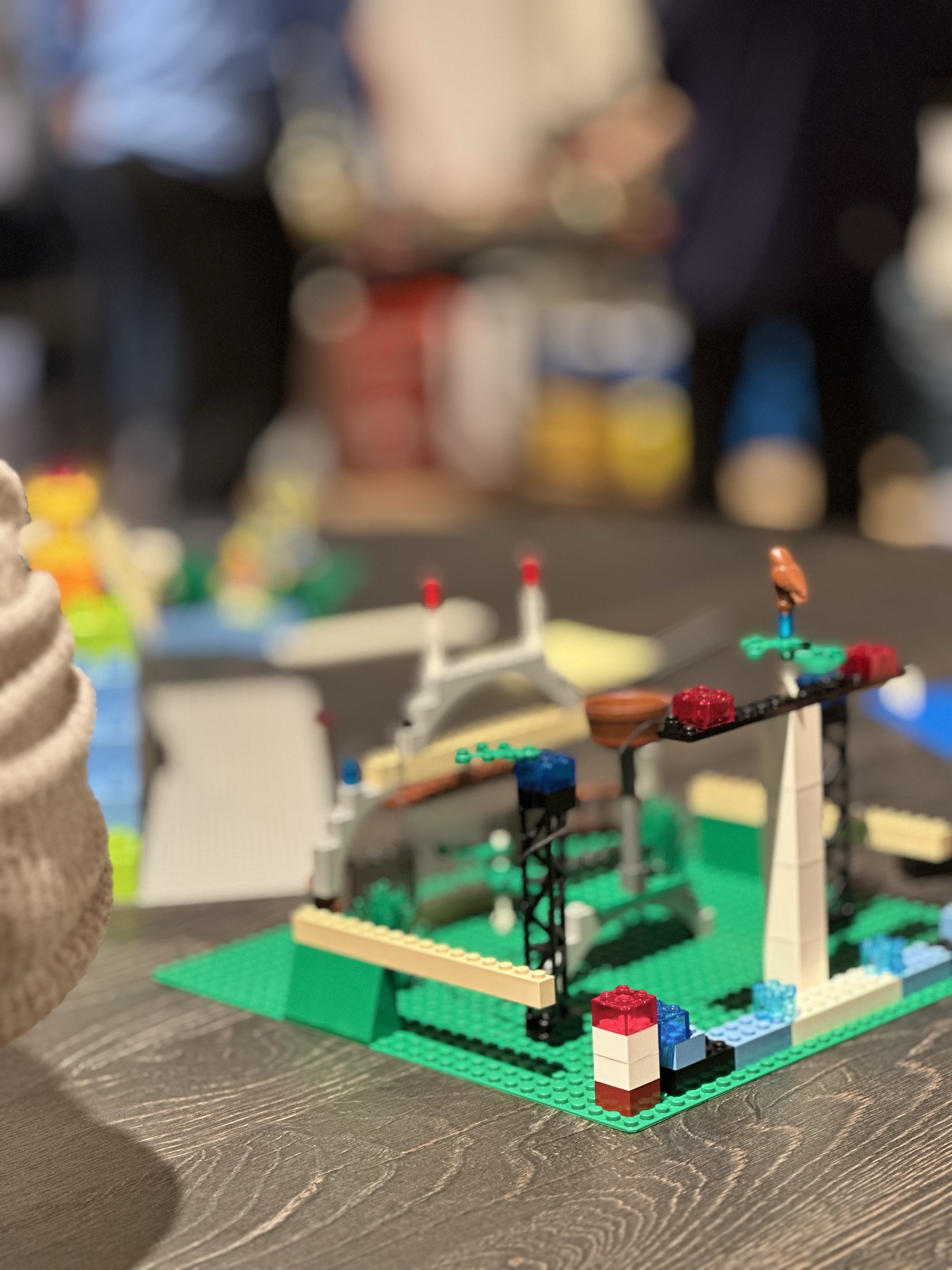 Ein gebautes LEGO® Serious Play® Modell auf dem Tisch